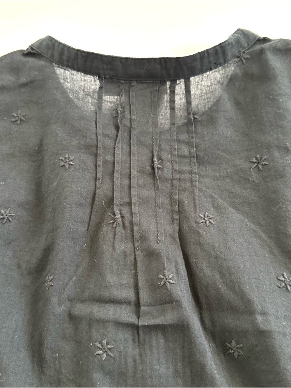 GAP Embroidered Ruffle Pintuck Shirt in Black | XL | GUC - Picture 7 of 9